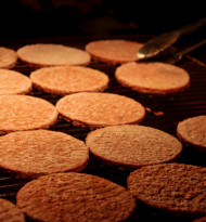 AK-Test: Großteil der Burger-Patties aus dem Supermarkt überzeugt mit guter Qualität