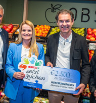 Spar unterstützt „Hoffnungswerk – Zillertaler Pfarren helfen“ mit Spende