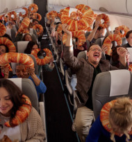 Lidl bringt das „NeckCroissant“ zur Pariser Fashion Week