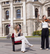Kulturformat inszeniert am Burgtheater einen roten Theaterstuhl als Bühne für Violine, Monolog und E-Gitarre