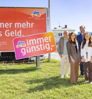 dm bringt „immergünstig“ auf Plakat und Citylight
