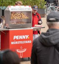Penny verteilte 600 Gratis-Hotdogs vor dem Wiener Westbahnhof